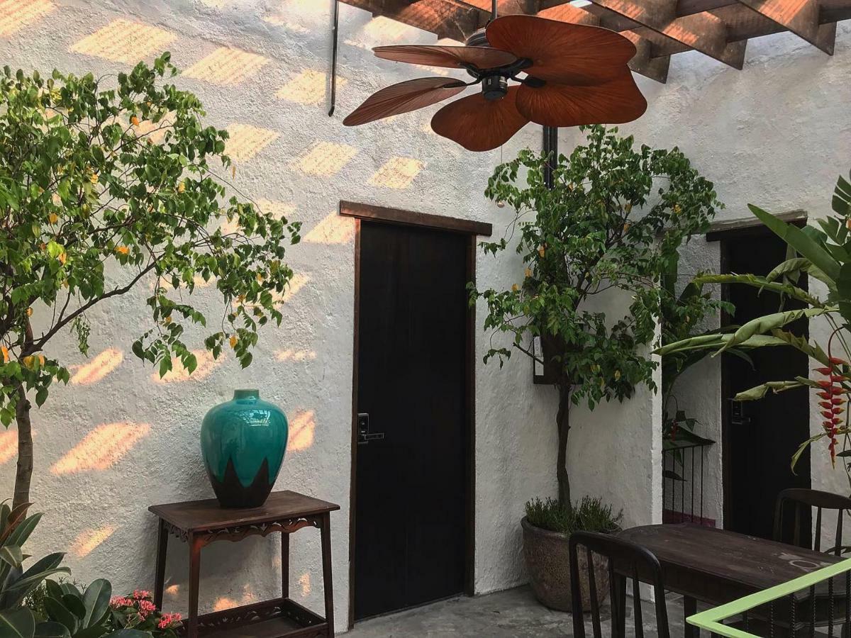 Secret Cottage Boutique Hotel Хошимин Экстерьер фото